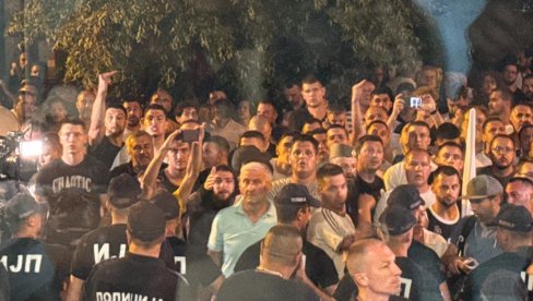 БЛОКАДЕРИ ПРАВЕ ХАОС У КОСЈЕРИЋУ: Опколили зграду општине, гађају је јајима - насиље на делу БЛОКАДЕРИ ПРАВЕ ХАОС У КОСЈЕРИЋУ: Опколили зграду општине, гађају је јајима - насиље на делу
