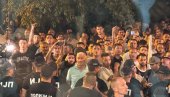 БЛОКАДЕРИ ПРАВЕ ХАОС У КОСЈЕРИЋУ: Опколили зграду општине, гађају је јајима - насиље на делу