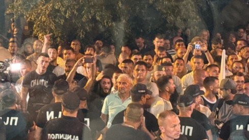 ТЕРОРИСТИ БЛОКАДЕРИ НАПАЛИ ЕКИПУ НОВОСТИ: Гађали су нас чим си стигли, вређали