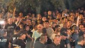 БАНДИТИ БЛОКАДЕРИ ОПКОЛИЛИ НОВИНАРЕ: Дивљаштво у Косјерићу (ФОТО/ВИДЕО)