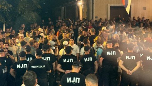 BLOKADERI PRAVE HAOS U KOSJERIĆU: Opkolili zgradu opštine, gađaju je jajima - nasilje na delu