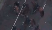 NEMA TOLERISANJA! Pogledajte - Policija u demokratskoj Americi blokadere bije i gazi konjima! (VIDEO)