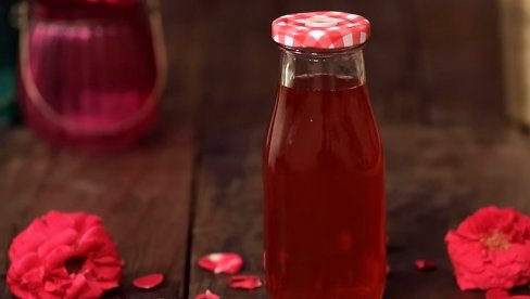 DIVNOG MIRISA I JOŠ BOLJEG UKUSA: Domaći sok od ruže (VIDEO)
