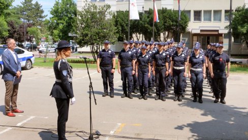 DAN POLICIJE OBELEŽEN DANAS I U SMEDEREVU: Zakletvu položila 44 nova pripadnika MUP-a DAN POLICIJE OBELEŽEN DANAS I U SMEDEREVU: Zakletvu položila 44 nova pripadnika MUP-a