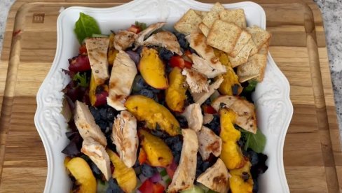 LAKA, OSVEŽAVAJUĆA I UKUSNA: Pileća salata sa breskvama LAKA, OSVEŽAVAJUĆA I UKUSNA: Pileća salata sa breskvama