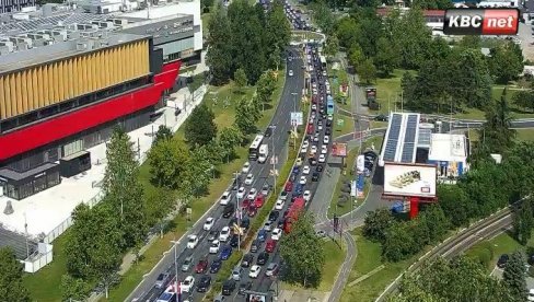 KOLAPS U BEOGRADU: Gazela stoji, Slavija zakrčena, gužve širom grada KOLAPS U BEOGRADU: Gazela stoji, Slavija zakrčena, gužve širom grada