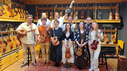 MAGIČNI UKULELE, MALI INSTRUMENT, VELIKE RADOSTI: Neobična družina koja ruši prerasudu da je instrument sa četiri žice samo dečja gitara MAGIČNI UKULELE, MALI INSTRUMENT, VELIKE RADOSTI: Neobična družina koja ruši prerasudu da je instrument sa četiri žice samo dečja gitara