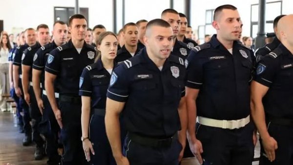 ПОЛИЦИЈСКА УПРАВА КРАГУЈЕВАЦ ОБЛЕЖИЛА ДАН И СЛАВУ: Положени венци испред Меморијалног зида (ФОТО) ПОЛИЦИЈСКА УПРАВА КРАГУЈЕВАЦ ОБЛЕЖИЛА ДАН И СЛАВУ: Положени венци испред Меморијалног зида (ФОТО)