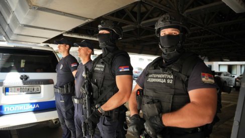 MINISTAR I DIRKETOR POLICIJE POSETILI INTERVENTNU JEDINICU 92:  Posle pola sata uhapsili osumnjičene za ubistvo