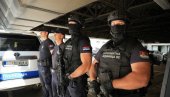 МИНИСТАР И ДИРКЕТОР ПОЛИЦИЈЕ ПОСЕТИЛИ ИНТЕРВЕНТНУ ЈЕДИНИЦУ 92:  После пола сата ухапсили осумњичене за убиство