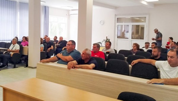 ЗА ПОДСТИЦАЈЕ 10 МИЛИОНА: У Кладову обезбеђене нове субвенције пољопривредним произвођачима ЗА ПОДСТИЦАЈЕ 10 МИЛИОНА: У Кладову обезбеђене нове субвенције пољопривредним произвођачима
