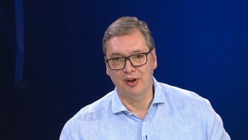 УМЕСТО ДА ЈЕ ЗАШТИТЕ КАО ДАМУ, ОНИ СУ СВАШТА ГОВОРИЛИ ДЕВОЈЦИ КОЈА ИХ СА ОСМЕХОМ ПОСМАТРА Вучић о нападу блокадера на новинаре