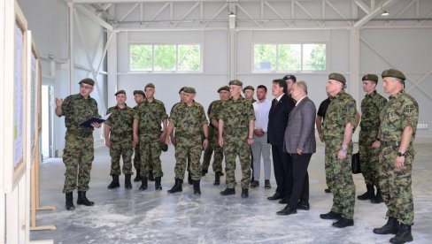 GAŠIĆ U NIŠU: Ministar obišao infrastrukturne radove u kasarnama
