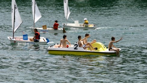 GDE JE LETI BOLJE, NA ADI ILI NA BAZENU?: Prvi dani leta, topao vikend, gradska kupališta bila puna