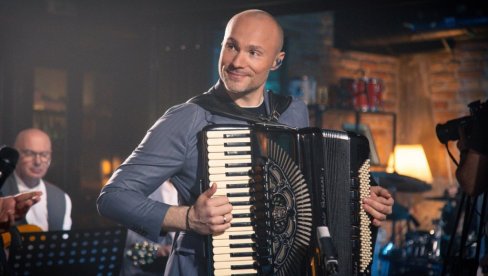 ČAŠA VINA I MUZIKA: Aca Sofronijević sa orkestrom rasprodao tri nastupa u Hrvatskoj zaredom (FOTO)