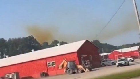 ISCURELO HILJADE GALONA AZOTNE KISELINE: Naređena hitna masovna evakuacija, obustavljen i avio saobraćaj - haos u SAD (VIDEO) ISCURELO HILJADE GALONA AZOTNE KISELINE: Naređena hitna masovna evakuacija, obustavljen i avio saobraćaj - haos u SAD (VIDEO)