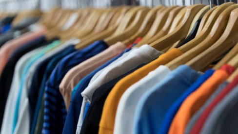ЧУВЕНИ ТРГОВАЦ ПРОДАЈЕ ПОЛОВНУ ОДЕЋУ НА ИБЕЈУ: Крпицама дају још један живот, а ево какву корист имају купци ЧУВЕНИ ТРГОВАЦ ПРОДАЈЕ ПОЛОВНУ ОДЕЋУ НА ИБЕЈУ: Крпицама дају још један живот, а ево какву корист имају купци
