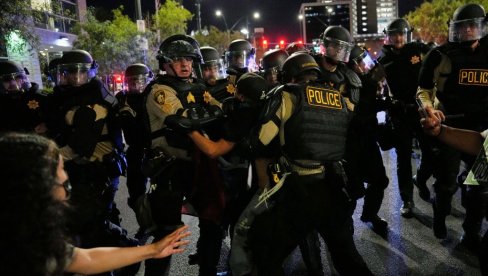 POLICIJA U LAS VEGASU GASI“ PROTEST: Naredili okupljenima da se odmah raziđu (FOTO)