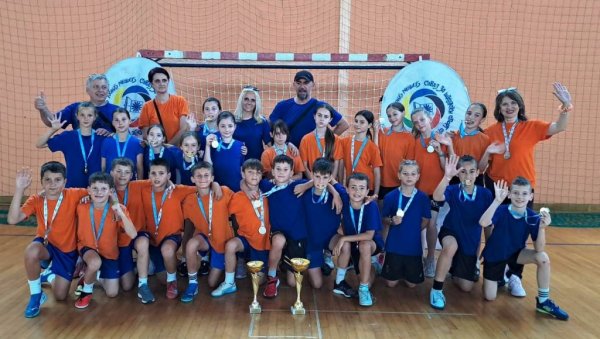 ОНИ СУ ПОБЕДНИЦИ „МАЛИХ ОЛИМПИЈСКИХ ИГАРА“: Трећаци ОШ „Момчило Поповић Озрен“ трећи пут шампиони ОНИ СУ ПОБЕДНИЦИ „МАЛИХ ОЛИМПИЈСКИХ ИГАРА“: Трећаци ОШ „Момчило Поповић Озрен“ трећи пут шампиони