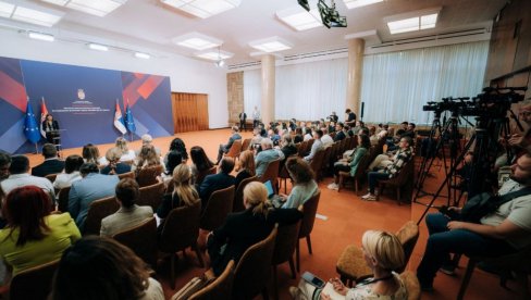 ПРЕДСТАВЉЕНО 35 НАЈБОЉИХ БИЗНИС ИДЕЈА МЛАДИХ Месаровић: Уверите све око вас да је могуће успети у Србији ПРЕДСТАВЉЕНО 35 НАЈБОЉИХ БИЗНИС ИДЕЈА МЛАДИХ Месаровић: Уверите све око вас да је могуће успети у Србији