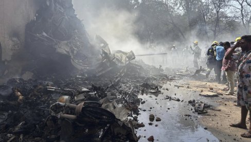 НАЈМАЊЕ 133 ЖРТВЕ У ПАДУ АВИОНА: У летелици било 11 деце - незапамћена трагедија у Индији (ВИДЕО)