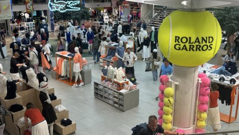 DUBOK DŽEP ZA SUVENIRE I UŽIVANJE: Na proteklom Rolan Garosu se igrao tenis, ali su mogli da se kupe i čaršavi, benkice, lutkice...
