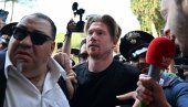 ЕУФОРИЈА ТРЕСЕ НАПУЉ: Кевин де Брујне стигао на потпис уговора са Наполијем (ВИДЕО) ЕУФОРИЈА ТРЕСЕ НАПУЉ: Кевин де Брујне стигао на потпис уговора са Наполијем (ВИДЕО)