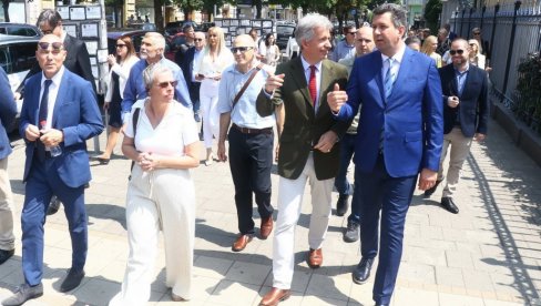 KOLONIJA PUSTOVANJA: Diplomatsko okupljanje u Šapcu, u gradu na Savi 11 ambasadora KOLONIJA PUSTOVANJA: Diplomatsko okupljanje u Šapcu, u gradu na Savi 11 ambasadora