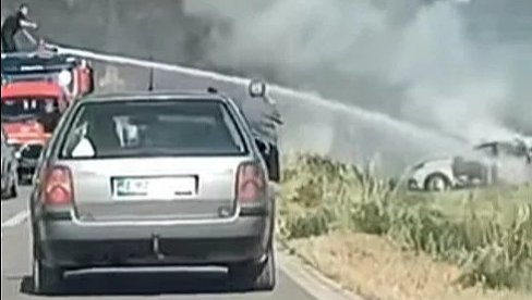 ТРИ ОСОБЕ ПОГИНУЛЕ У СУДАРУ, ВАТРОГАСЦИ ГАСИЛИ ПОЖАР НА ВОЗИЛУ: Тешка саобраћајна несрећа уТребињу (ВИДЕО)