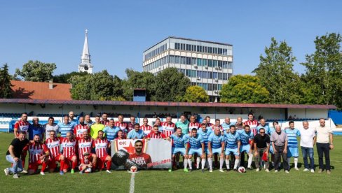 ДА СЕ НАШ ГОГИЋ НИКАД НЕ ЗАБОРАВИ: Одиграна меморијална утакмица у Кули између ветерана Хајдука 1912 и Црвене Звезде ДА СЕ НАШ ГОГИЋ НИКАД НЕ ЗАБОРАВИ: Одиграна меморијална утакмица у Кули између ветерана Хајдука 1912 и Црвене Звезде
