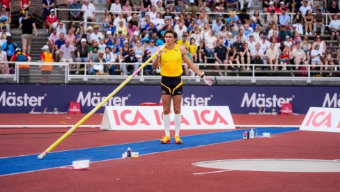 ČUDESNI ŠVEĐANIN POMERA GRANICE ATLETIKE: Opet je to uradio - Armand Duplantis oborio svetski rekord