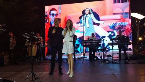 ТАТА И ЋЕРКА У ДУЕТУ: Наташа Којић Таша специјална гошћа на концерту свог оца Кебе у Лозници (ФОТО)