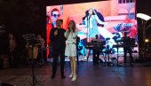 ТАТА И ЋЕРКА У ДУЕТУ: Наташа Којић Таша специјална гошћа на концерту свог оца Кебе у Лозници (ФОТО)