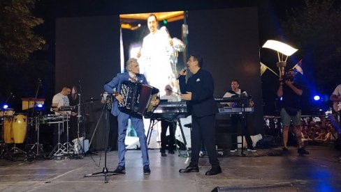 KUME MOJ, NE DAMO TE: Mirko Kodić razgalio Lozničane muziciranjem na harmonici (FOTO) KUME MOJ, NE DAMO TE: Mirko Kodić razgalio Lozničane muziciranjem na harmonici (FOTO)