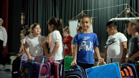 BUDUĆIM PRVACIMA U SEČNJU: Uručeni pokloni BUDUĆIM PRVACIMA U SEČNJU: Uručeni pokloni