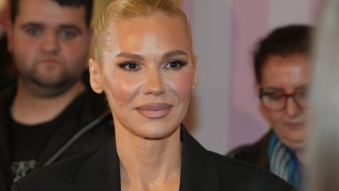 ELEGANTNA NA MAMU: Hana Ikodinović je maturirala, a Nataša Bekvalac ne krije ponos i sreću! (FOTO) ELEGANTNA NA MAMU: Hana Ikodinović je maturirala, a Nataša Bekvalac ne krije ponos i sreću! (FOTO)