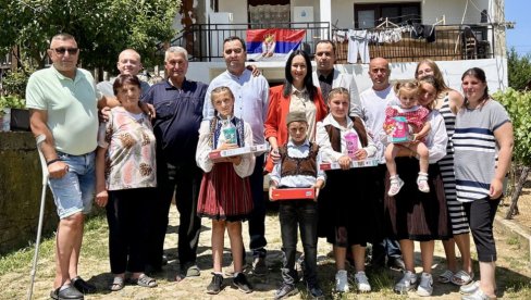 УРУЧИЛА ПОКЛОНЕ И ХУМААНИТАРНУ ПОМОЋ: Министарка Јелена Жарић Ковачевић у Бујановцу УРУЧИЛА ПОКЛОНЕ И ХУМААНИТАРНУ ПОМОЋ: Министарка Јелена Жарић Ковачевић у Бујановцу