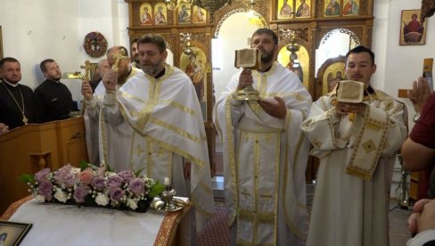 У ЗНАК ЉУБАВИ РУСИЈЕ ПРЕМА СРПСКОМ НАРОДУ: Манастиру Свете Меланије дароване мошти из Москве (ФОТО)