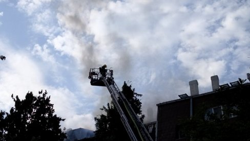 PLAMEN ZAHVATIO I KROV: Požar u Novom Sadu, vatrogasci na terenu, dim se širi nebom (FOTO/VIDEO) PLAMEN ZAHVATIO I KROV: Požar u Novom Sadu, vatrogasci na terenu, dim se širi nebom (FOTO/VIDEO)