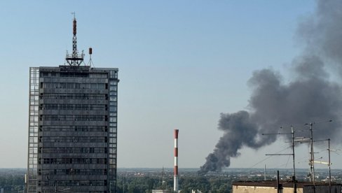 ГУСТИ ЦРНИ ДИМ ШИРИ СЕ БЕОГРАДОМ: Запалио се ауто-отпад у Котежу - више ватрогасних екипа на терену (ФОТО/ВИДЕО)