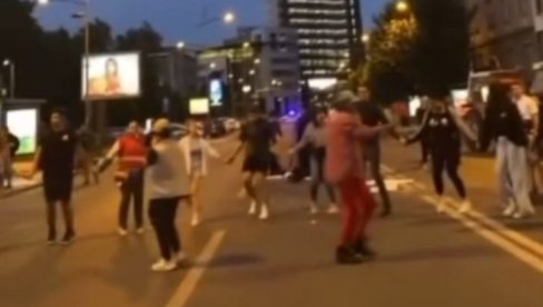 SRAMOTA: Blokaderi blokirali centar Novog Sada i igraju kolo (VIDEO) SRAMOTA: Blokaderi blokirali centar Novog Sada i igraju kolo (VIDEO)