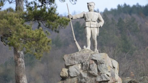 НА СТРАЖИ 95 ГОДИНА: Статуа српског војника код Церја знаменитост Ибарске клисуре (ФОТО)