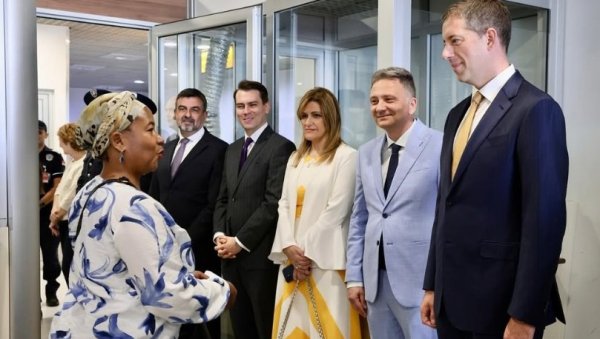 ПРВЕ ПУТНИЦЕ СА еВИЗОМ: Слетеле на аеродром Никола Тесла, дочекали их Јовановић и Ђурић ПРВЕ ПУТНИЦЕ СА еВИЗОМ: Слетеле на аеродром Никола Тесла, дочекали их Јовановић и Ђурић