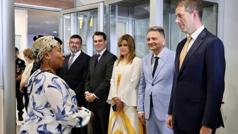 PRVE PUTNICE SA eVIZOM: Sletele na aerodrom Nikola Tesla, dočekali ih Jovanović i Đurić PRVE PUTNICE SA eVIZOM: Sletele na aerodrom Nikola Tesla, dočekali ih Jovanović i Đurić