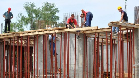 GLAVA U TORBI ZA PET EVRA PO SATU: Građevinski radnici i dalje među najugroženijima