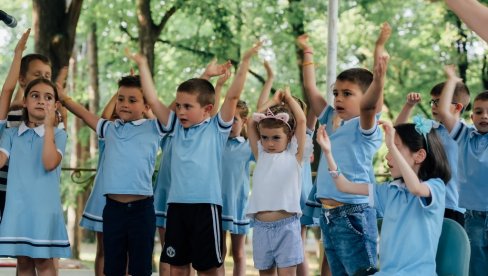 РАЗИГРАНИ РОДИТЕЉИ: У Градском парку у Вршцу обележен Месец родитељства РАЗИГРАНИ РОДИТЕЉИ: У Градском парку у Вршцу обележен Месец родитељства