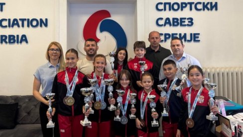 ПОНОСНИ НА МЕДАЉЕ: Мали фитнес мајстори у посети Спортском савезу Србије