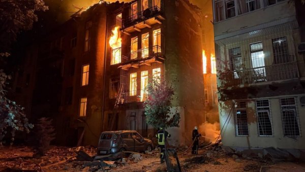 РУСИЈА ЗАСУЛА ОДЕСУ ДРОНОВИМА: Десетине људи повређено, објављен снимак директног поготка (ВИДЕО) РУСИЈА ЗАСУЛА ОДЕСУ ДРОНОВИМА: Десетине људи повређено, објављен снимак директног поготка (ВИДЕО)