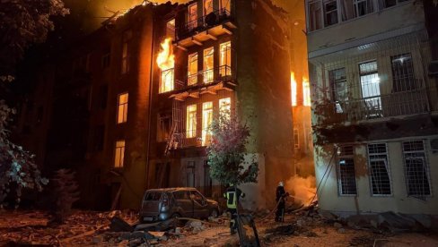 РУСИЈА ЗАСУЛА ОДЕСУ ДРОНОВИМА: Десетине људи повређено, објављен снимак директног поготка (ВИДЕО)