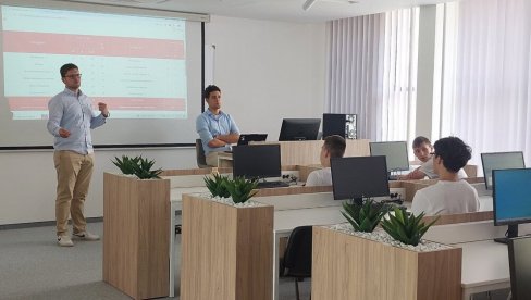 СУСРЕТ СА СВЕТОМ НАУКЕ: Власенички средњошколци у посети ЕТФ СУСРЕТ СА СВЕТОМ НАУКЕ: Власенички средњошколци у посети ЕТФ